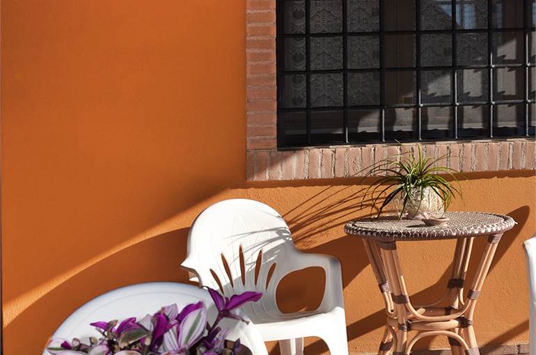 Infissi in legno doppio vetro e grate di sicurezza