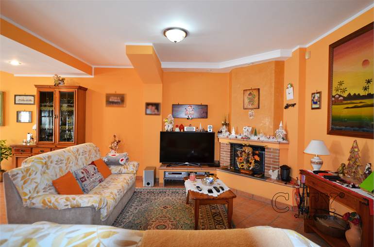 Zona giorno con camino piano seminterrato