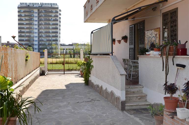 Giardino piastrellato laterale 