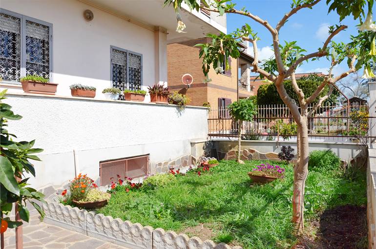 Entrata piano terra rialzato