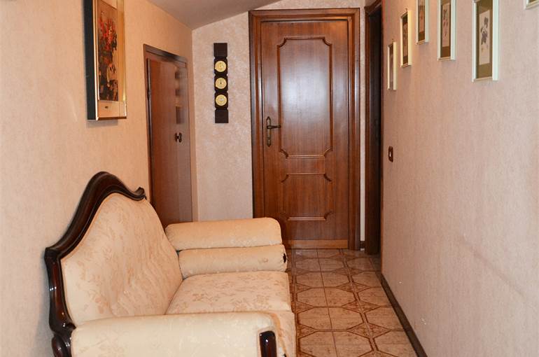 Corridoio con affaccio su grande terrazza 