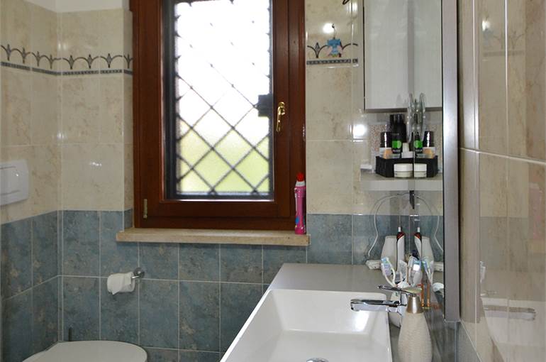 Bagno con finestra e doccia piano terra