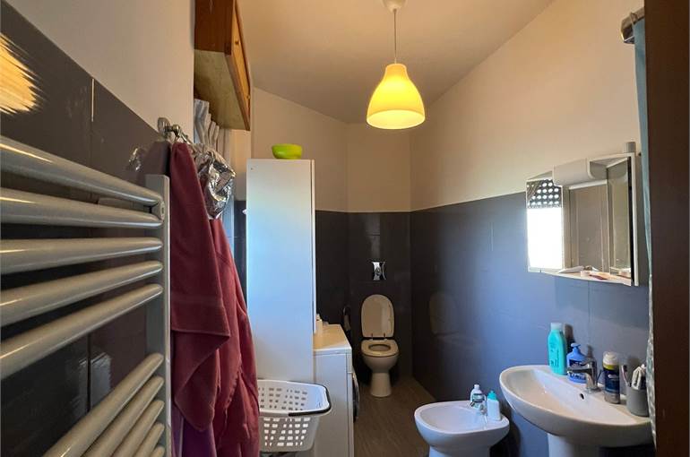 Bagno con doccia e finestra 