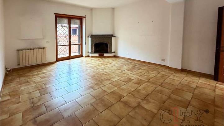 Appartamento in villa quadrilocale con posti auto Martin Pescatore Via Prato