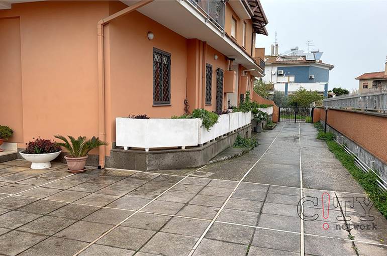 Cortile comune di quattro appartamenti