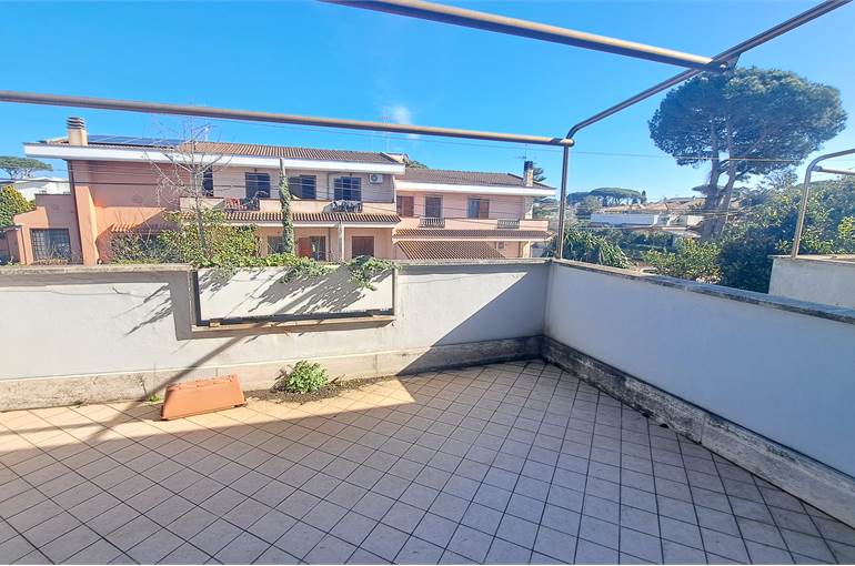 Terrazza con tende da sole piano primo