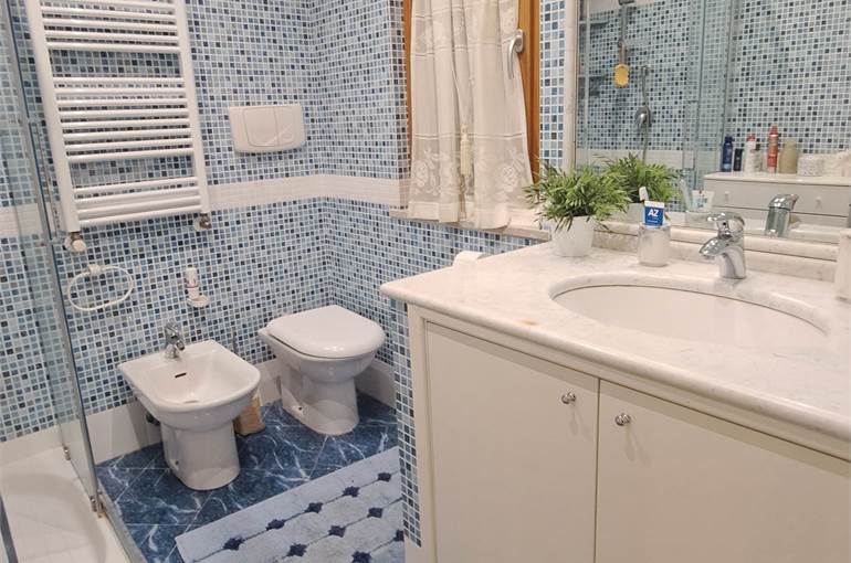 Bagno con doccia e finestra piano primo