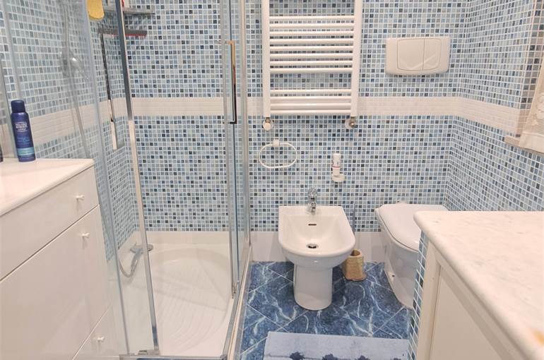 Bagno con doccia e finestra