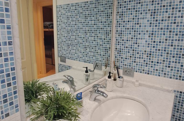 Bagno con doccia e finestra