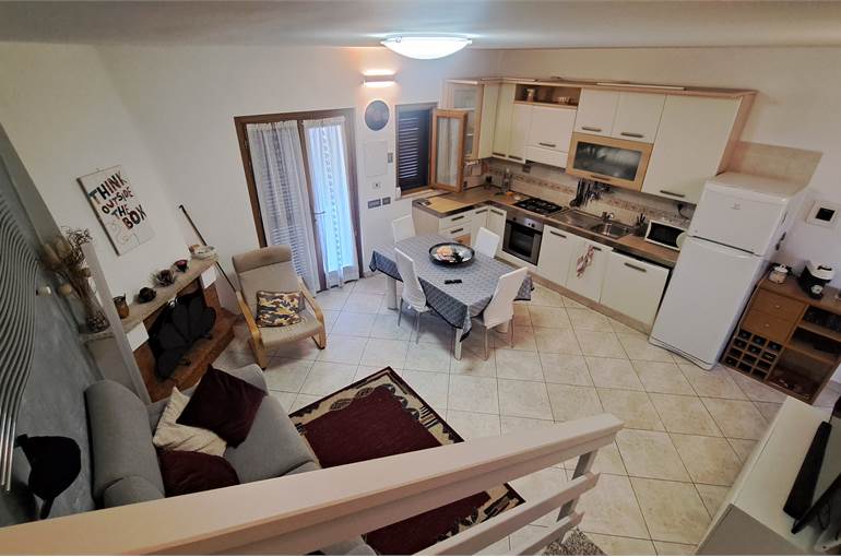 Soggiorno-pranzo con cucina a vista