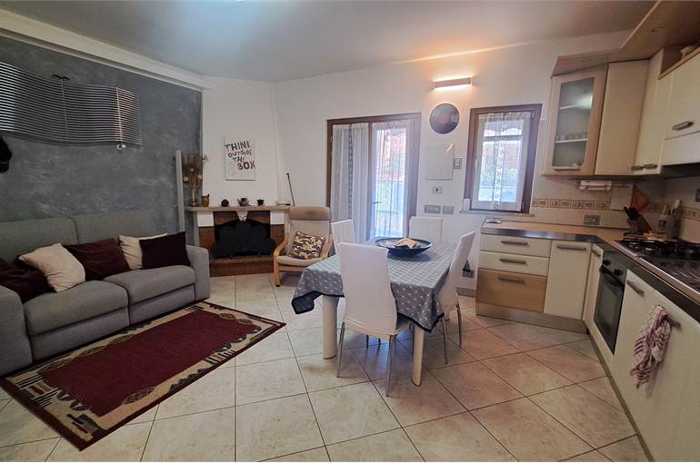 Soggiorno-pranzo con camino