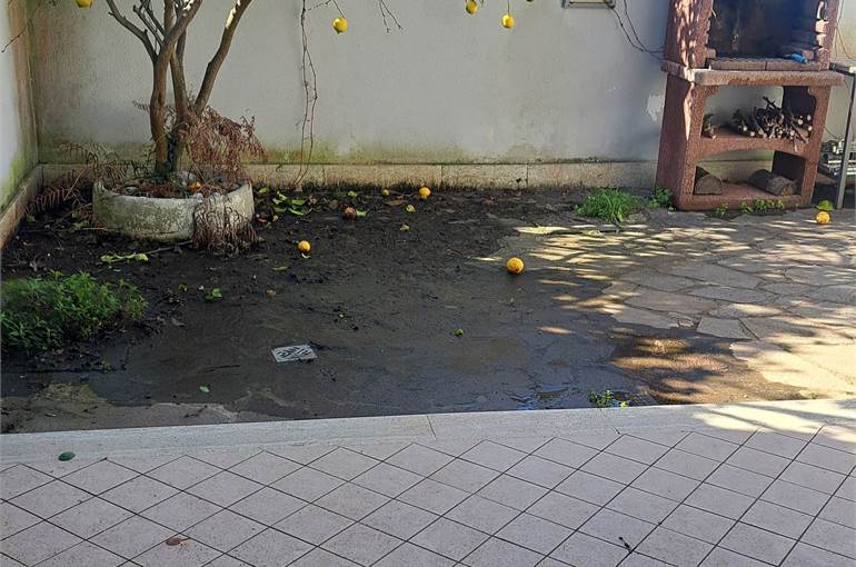 Giardino piastrellato retro