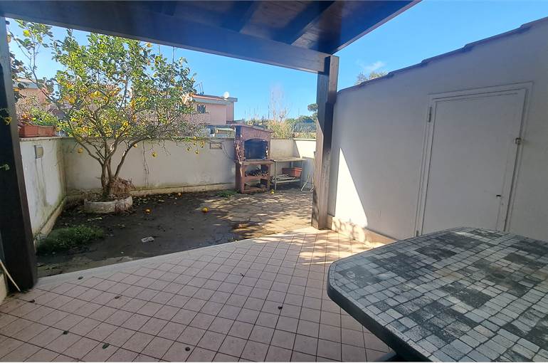 Giardino piastrellato retro 