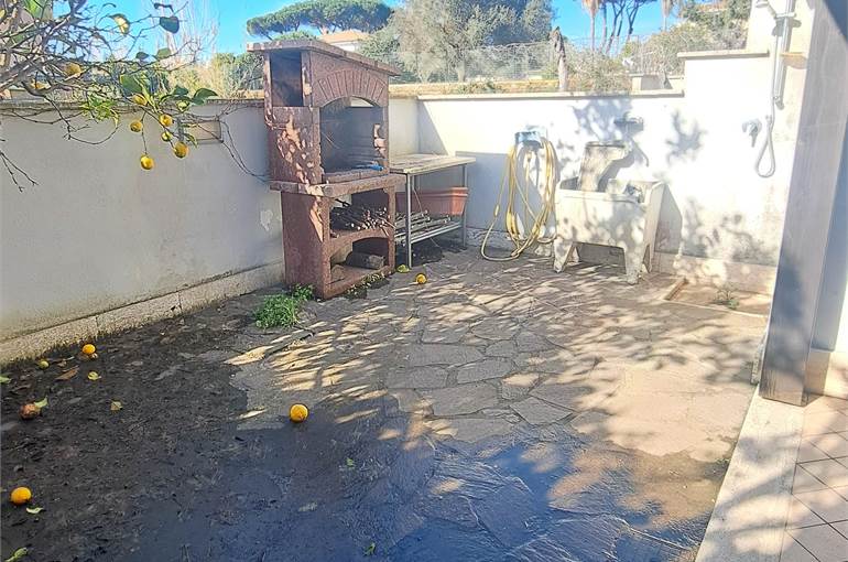 Giardino piastrellato retro