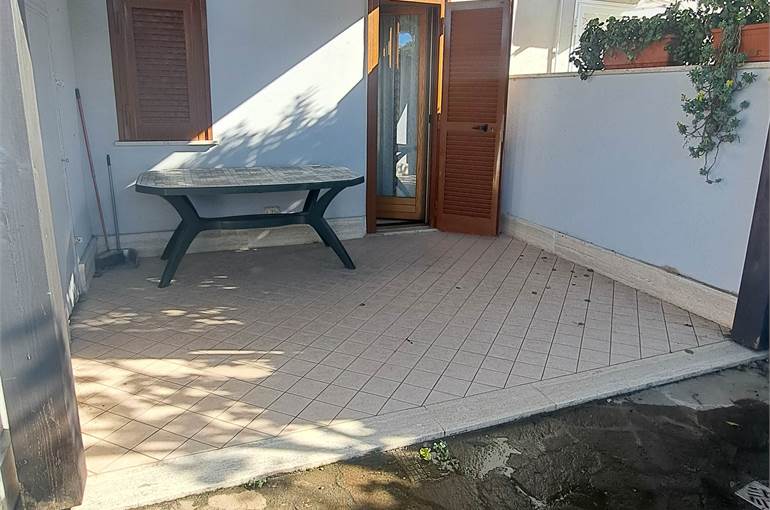 Giardino piastrellato retro