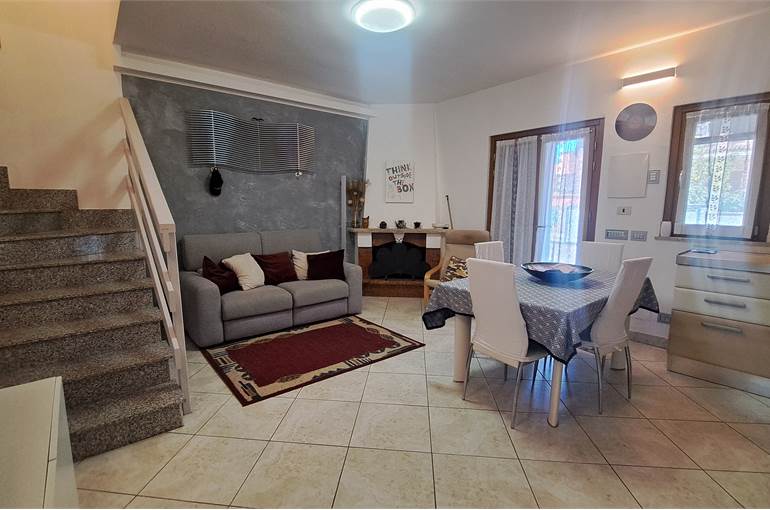 Soggiorno-pranzo con camino