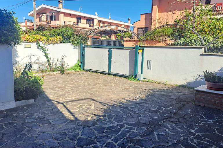 Giardino piastrellato davanti