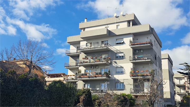 Appartamento quadrilocale, cantina e posto auto in palazzina riqualificata Pomezia Via Cincinnato