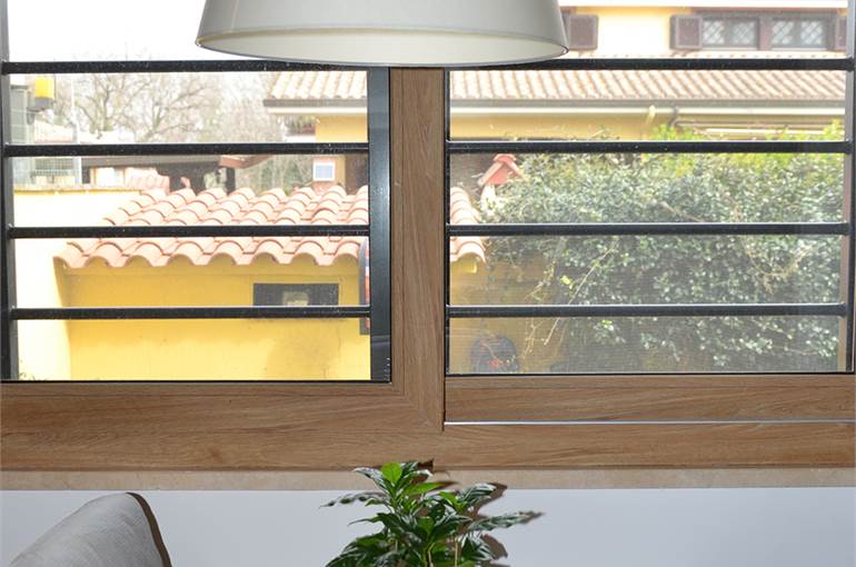 Infissi doppio legno con grate di sicurezza
