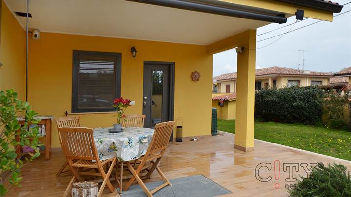 Villino ristrutturato come nuovo, giardino angolare e posti auto, Via Mar Ligure Torvaianica Alta