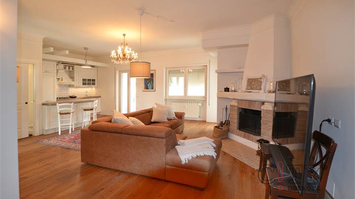 Attico trilocale con grande terrazza e soffitta Pomezia Via Cincinnato