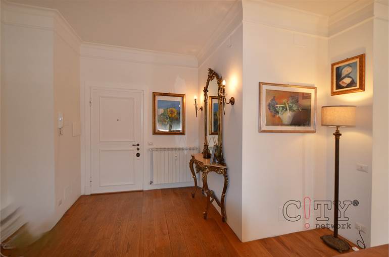 Ingresso con portone blindato