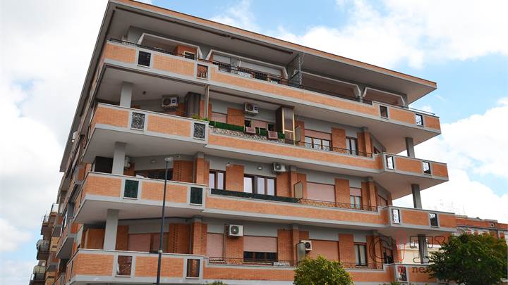 Pomezia Centro Via Roma appartamento di 115 mq con terrazze in palazzina ristrutturata