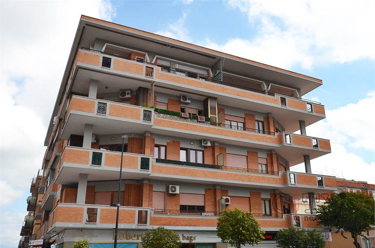 Palazzina in cortina esternamente ristrutturata