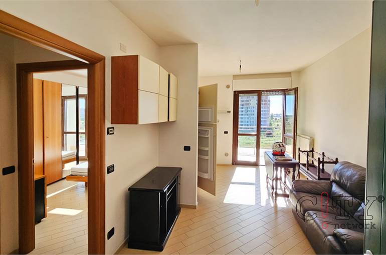 Soggiorno con cucina a vista e grande terrazza