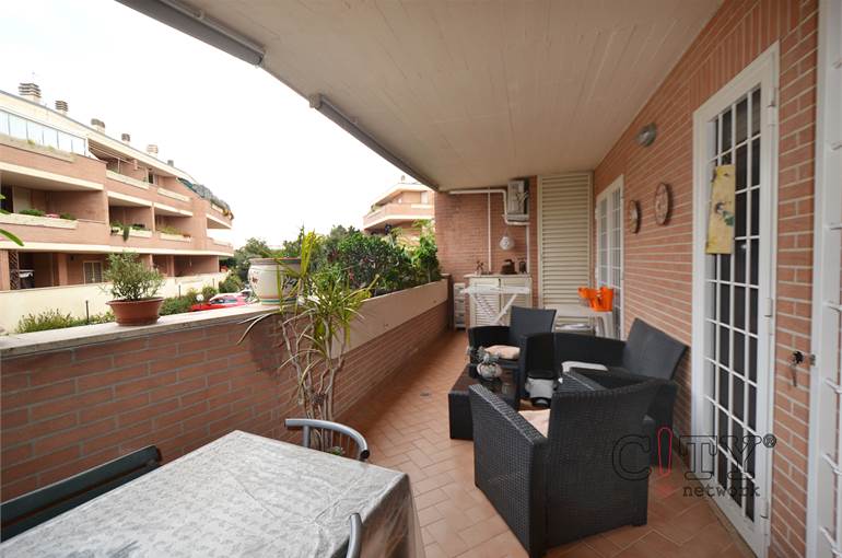 Balcone vivibile con tende da sole