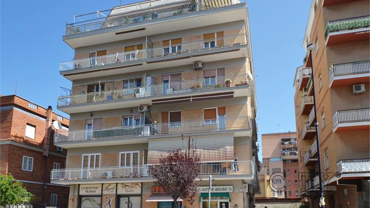 Appartamento trilocale e cantina centralissimo e luminoso Pomezia Via Virgilio