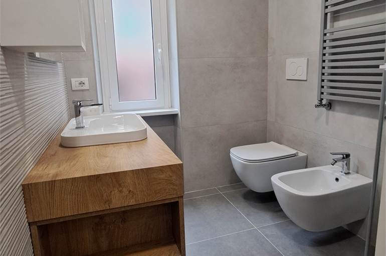 Bagno 2 con doccia e finestra 