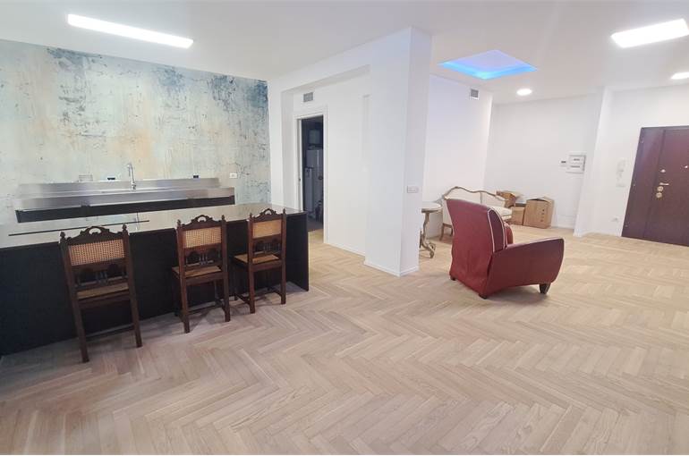 Ampio soggiorno-pranzo con cucina a vista 