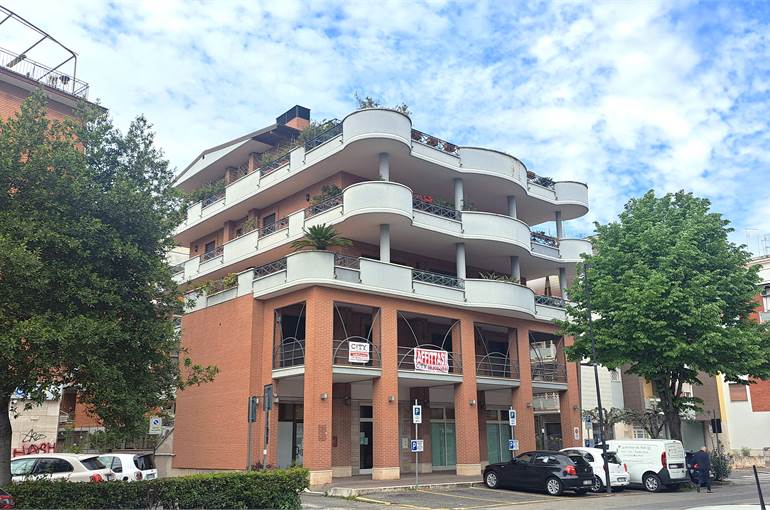 Facciata palazzina Ufficio primo piano 