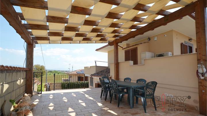 Villa moderna con box e giardino privato, massima indipendenza, Vicerè, Pomezia