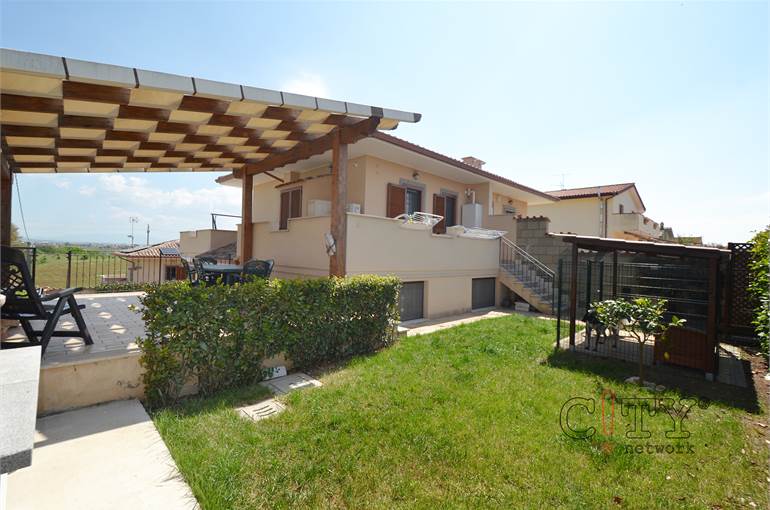 Ampio giardino sui tre lati