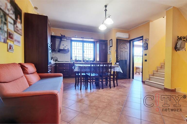 Soggiorno con cucina a vista piano terra 