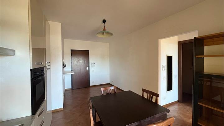 Appartamento bilocale con posto auto e balcone vivibile vendesi  Pomezia Via Luigi Federico Menabrea