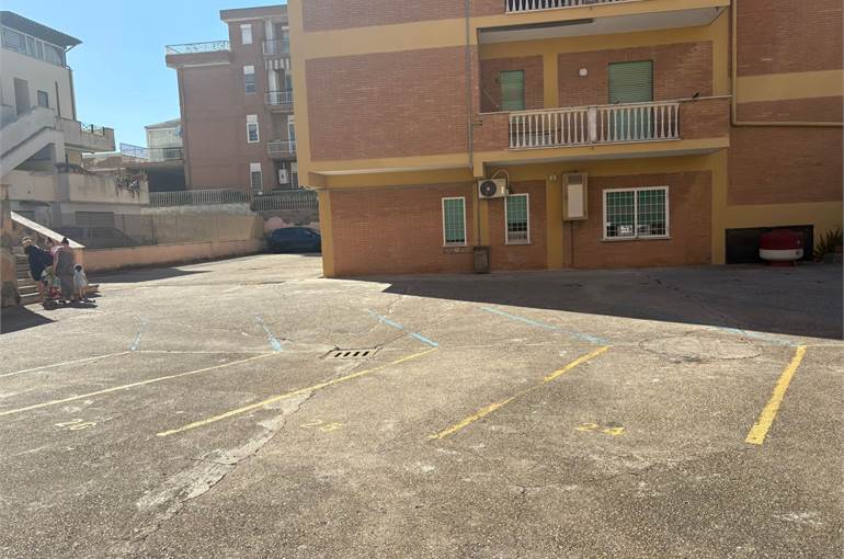 Posto auto scoperto piazzale condominiale