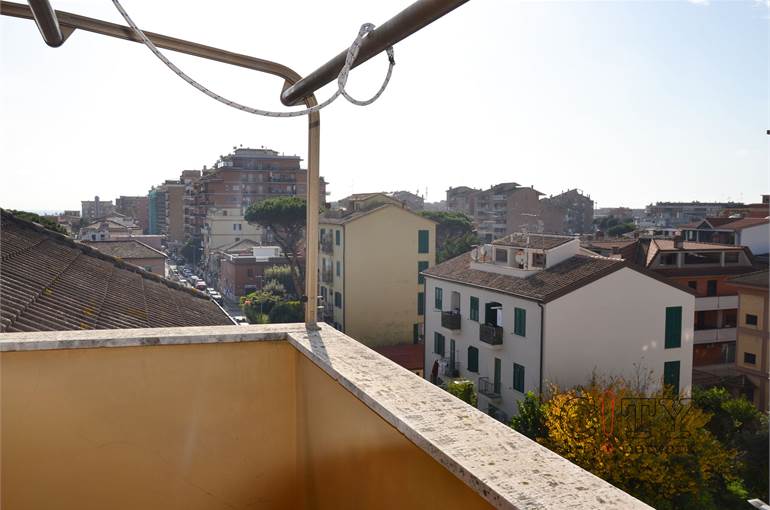 Balcone con tende da sole