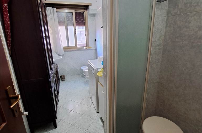 Bagno con doccia e finestra