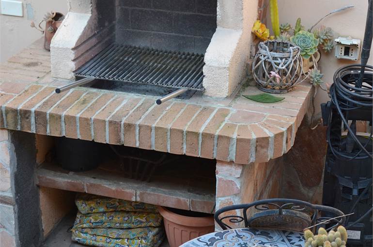 Giardino con barbecue
