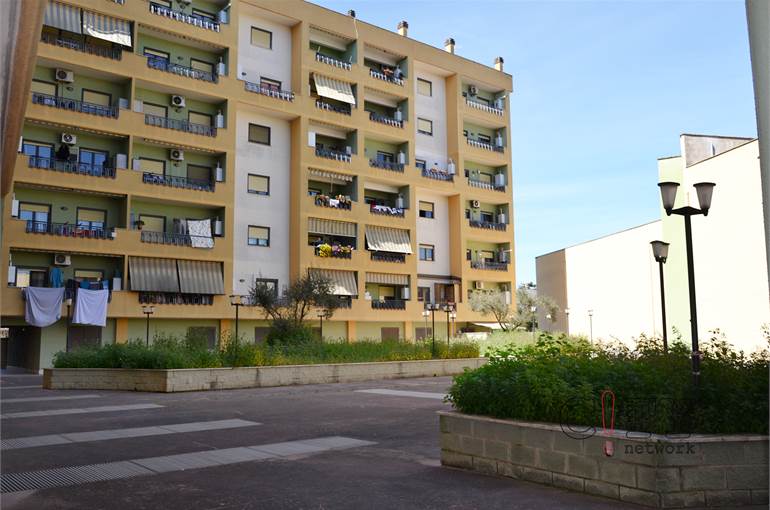 Retro palazzina zona parcheggio pubblico