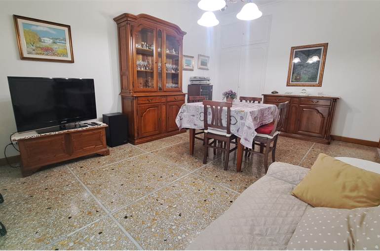 Soggiorno-pranzo  con armadio a muro