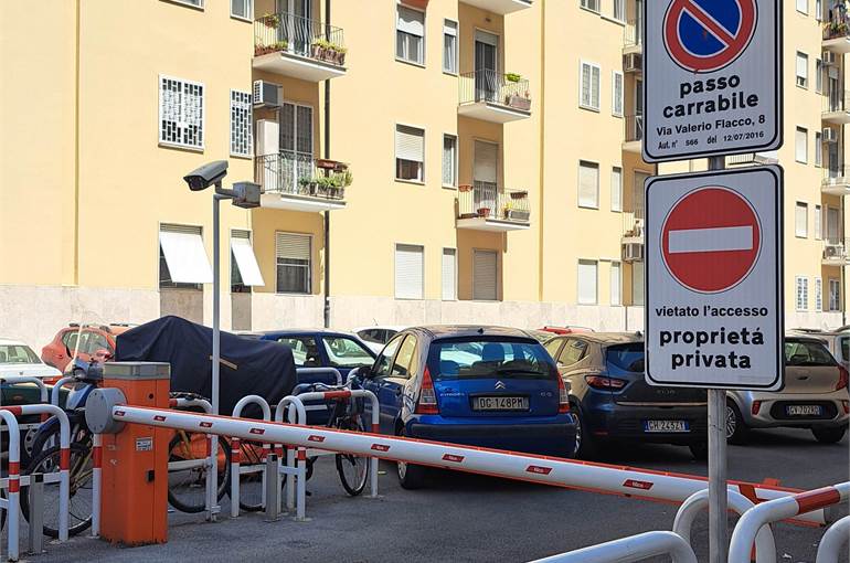 Entrata posti auto condominiali