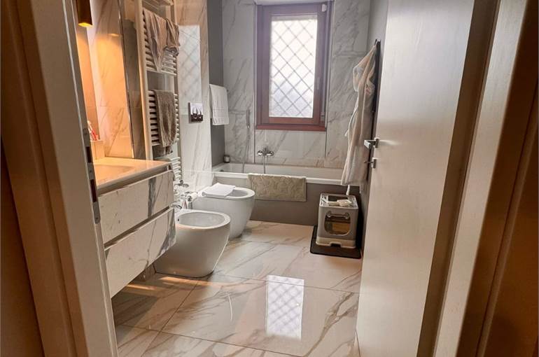 Bagno con vasca in camera