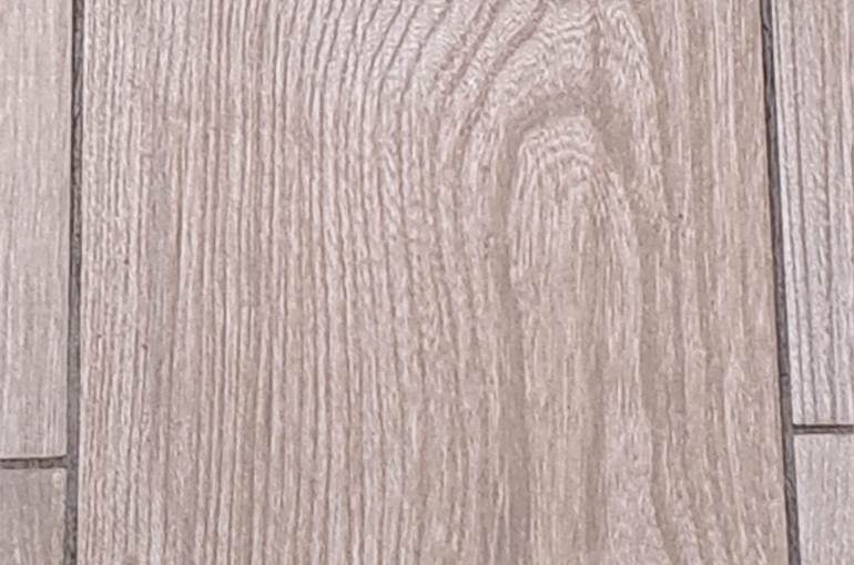 Pavimento in grès tipo legno