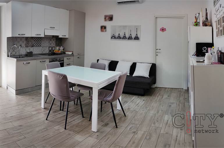 Soggiorno con cucina a vista