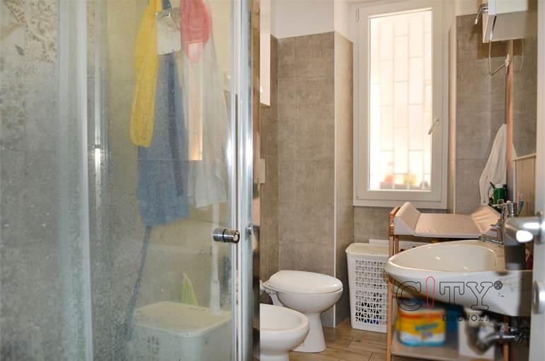 Bagno con doccia e finestra