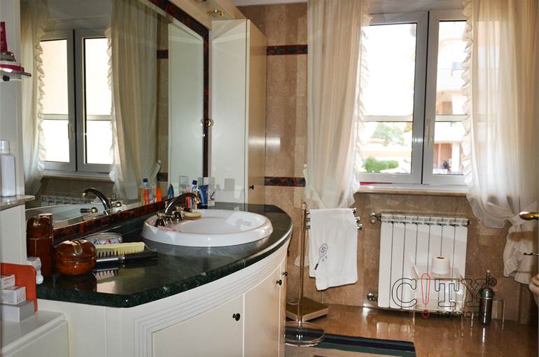 Bagno con doccia e finestra 